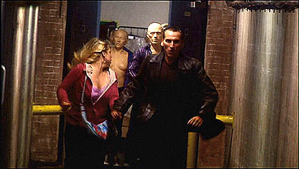 Premier épisode( (Rose) de la saison 1 de la relance de la série et première apparition d'un motif récurrent : la course effrénée du Docteur et de sa compagne du moment (ici Rose).