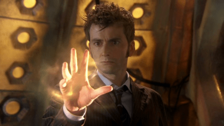 Le 10ème Docteur sur le point de se régénérer et de laisser sa place, à la fin de l'épisode special End Of TIme, à sa 11ème incarnation interprétée par Matt Smith