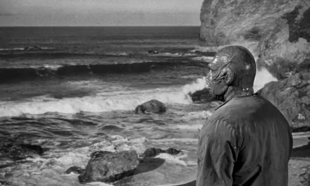 the-creature-walks-among-us regarde mer